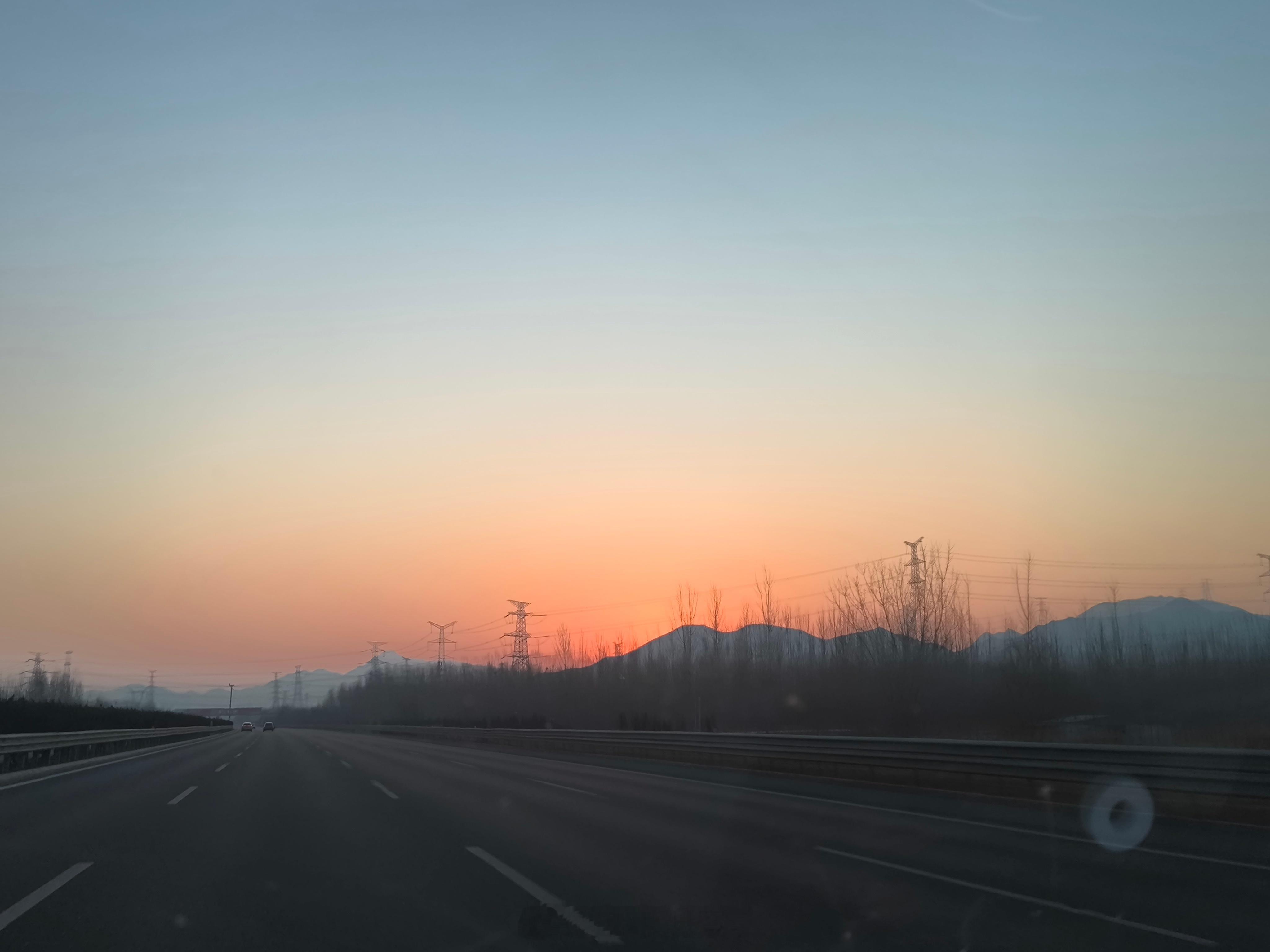 2名初中生扶摔倒女子遭索赔22万无接触交通事故，确实有这样案例，从法律上来说，不