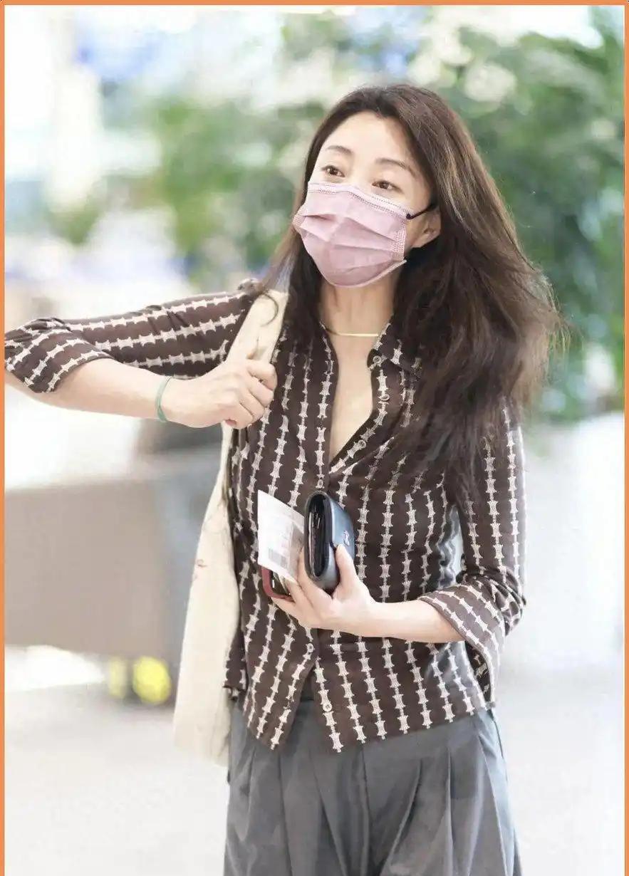 46岁殷桃买菜穿衬衫配上班裤，网友直接破防：这混搭太绝了吧，谁发明的？ 