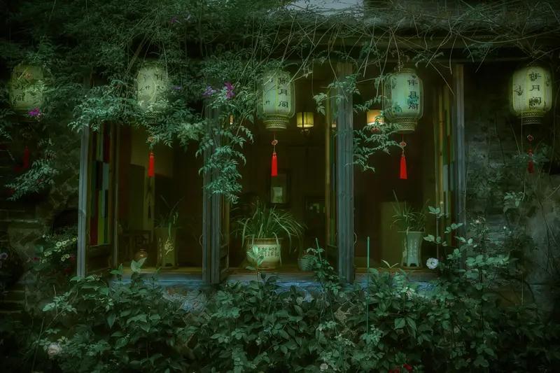 潇洒咖啡0Zz这副对联堪称绝妙！上联“苍凉月影西窗，声声琴奏离殇”，一下子就把人