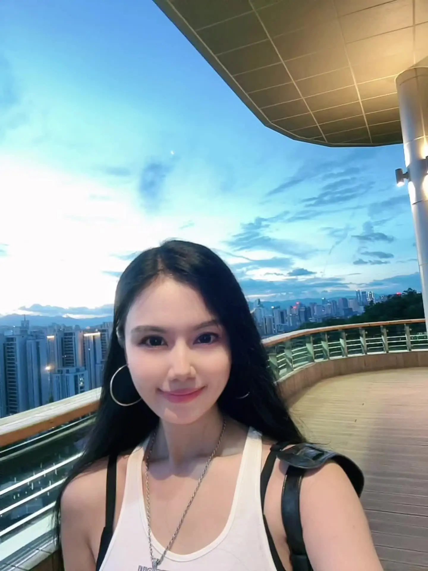 是啊，我喜欢落日，因为每一次落日都是太阳给天空最后的温柔……所以为了和...