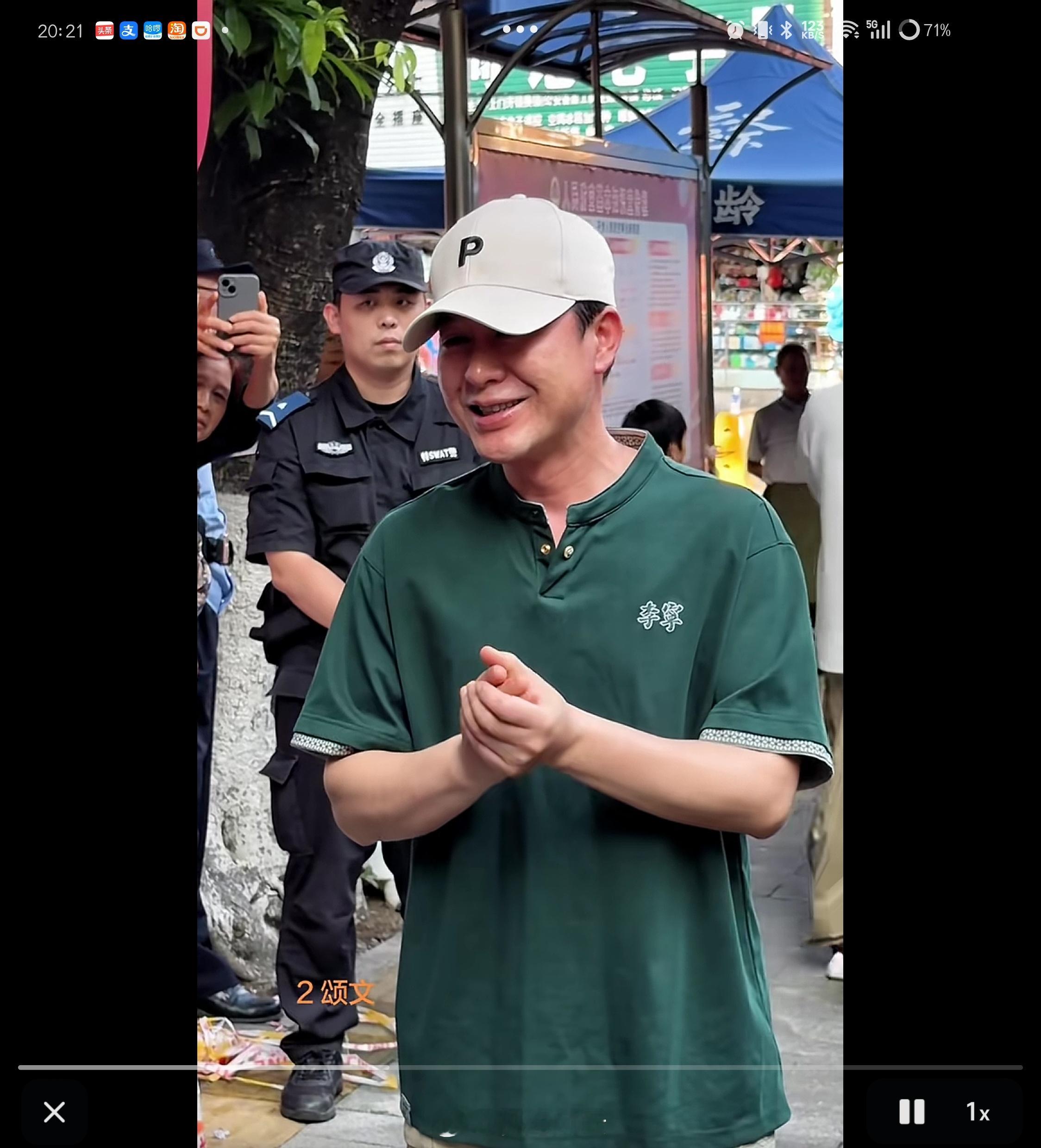 哈哈哈，刚刷到张颂文在片场给远道而来的粉丝们安利韶关的美食，不愧是曾经干过导游的