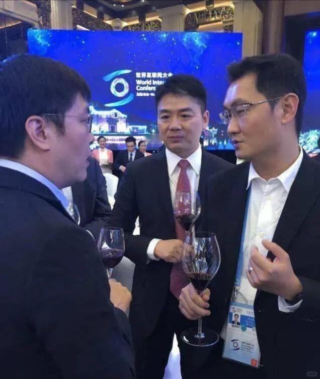 先说明：马化腾并没有公开说过“刘强东笑得可爱”这句话，这是网友对两人同框互动与气