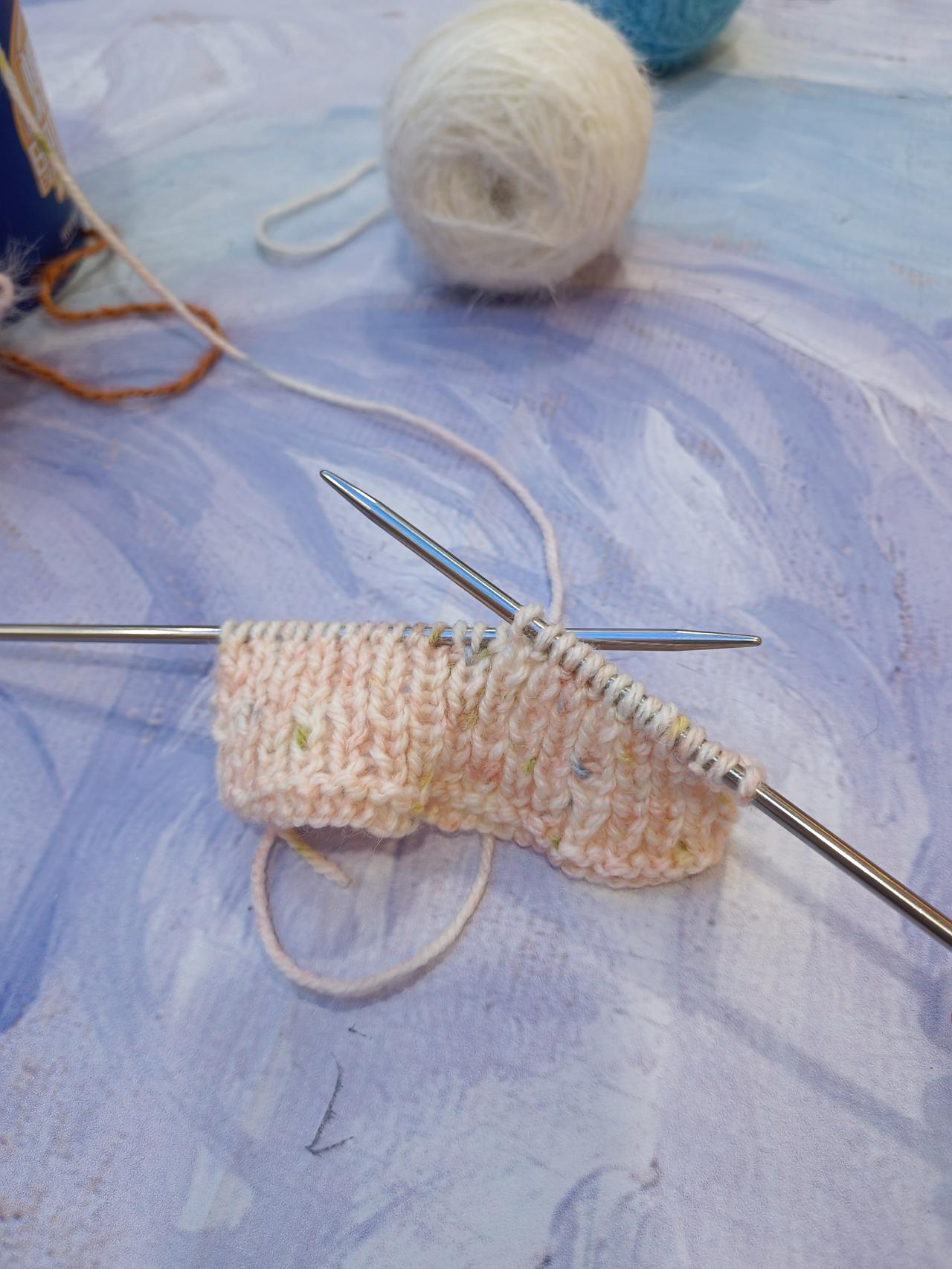 看看这是什么？昨天女儿在读书馆里看书，那里正好举办针织体验，老师看我无聊便邀请我