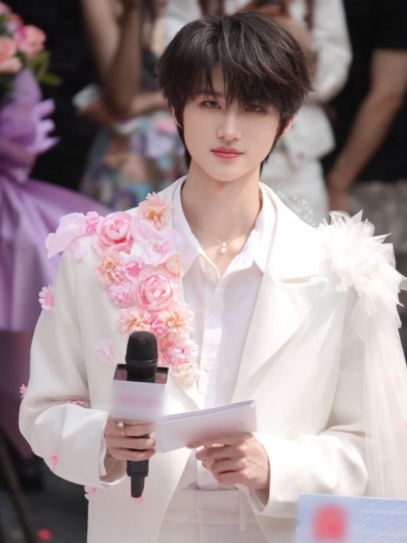 全深圳都在偶遇春日版黄朔黄朔深圳随机舞蹈夯爆了 黄朔深圳随机舞蹈夯爆了，今日份的