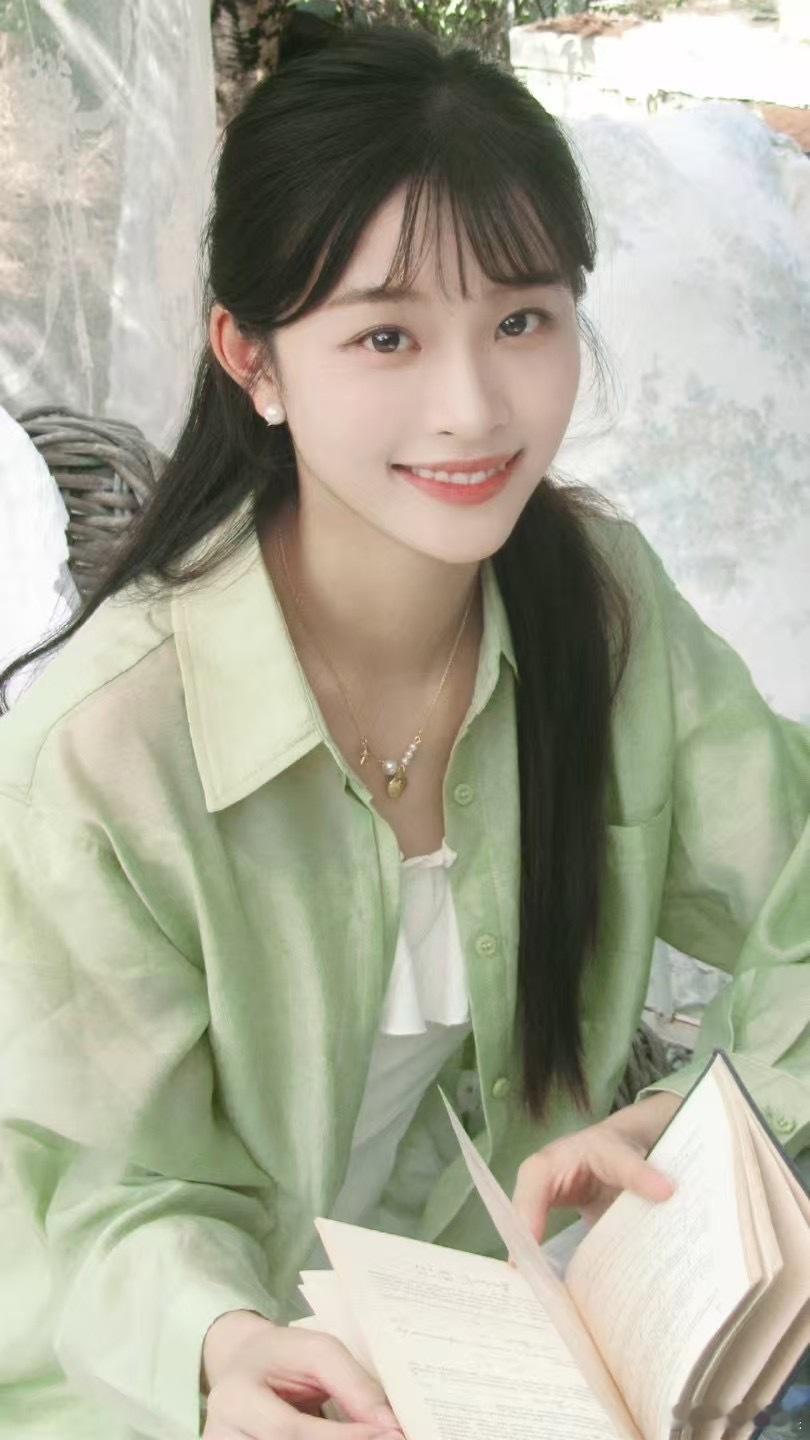 钟雯冠[超话]钟雯冠 的脸真的完全就是青提果汁美貌，温柔的韩系淡颜太美了，身穿绿
