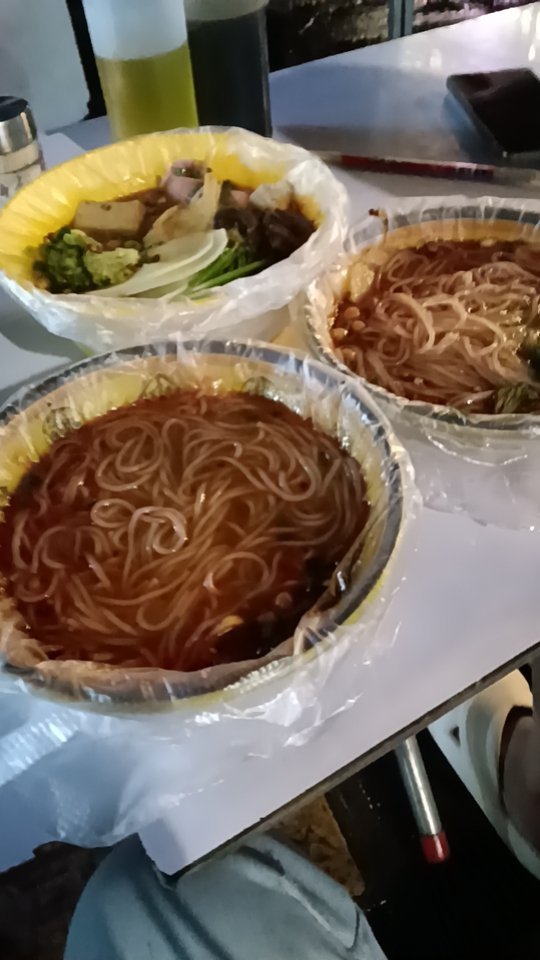 下雨天点一碗满满的麻辣烫心里暖暖的 