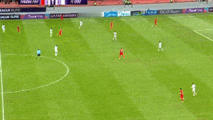 离谱失误！张琳芃半场神传被轻易浪费，傅欢低级停球错失反击良机。

张琳芃这记跨越