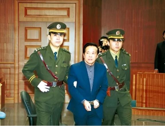 2000 年，临刑前的成克杰，他身着笔挺黑西装，头发梳理得一丝不苟，神色平静，看