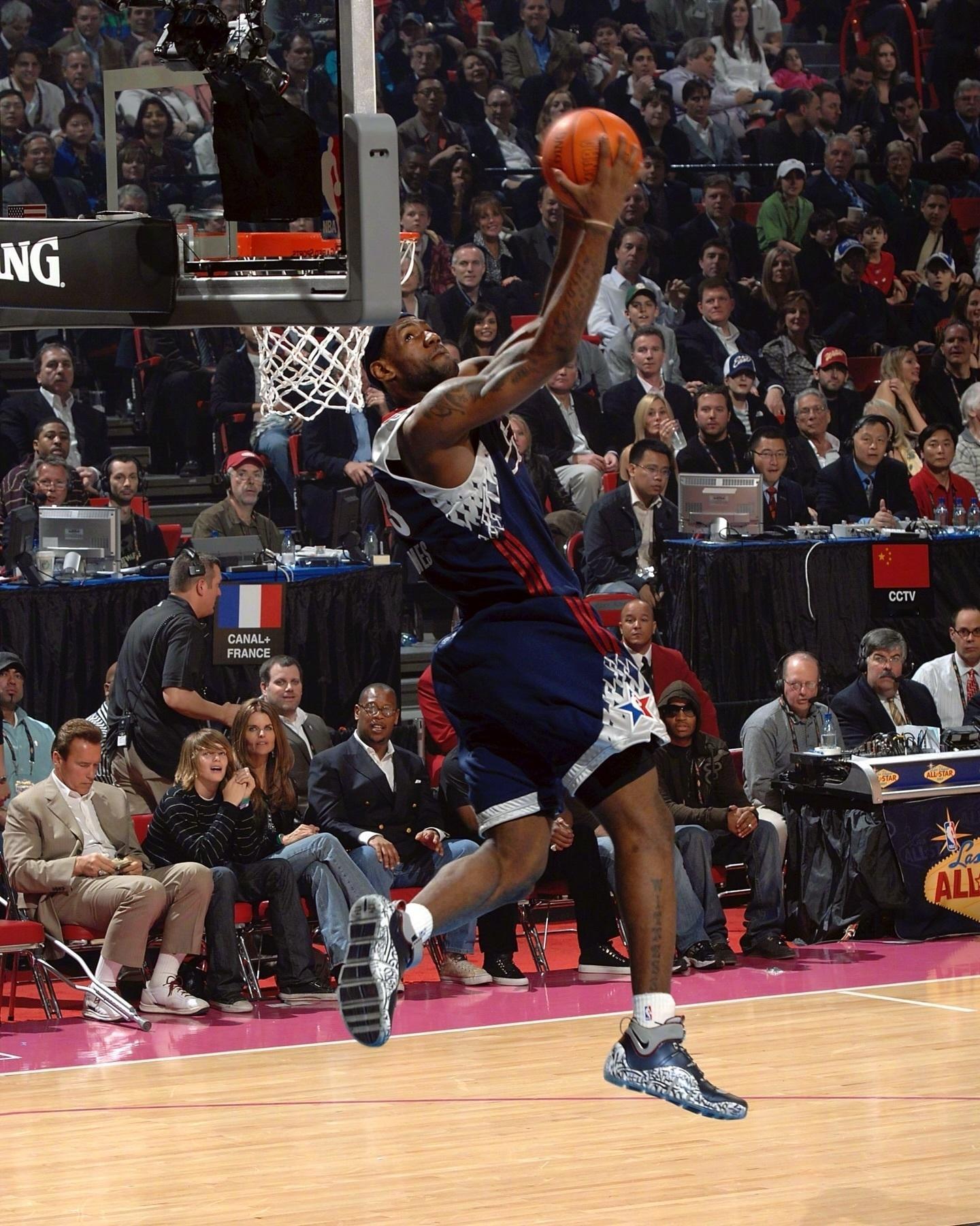 骑士詹姆斯克利夫兰骑士nba新赛季篮不住 来个背扣