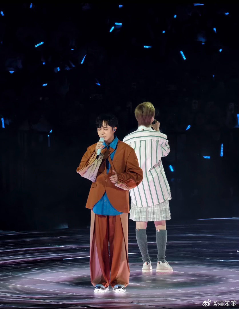 李宇春吴青峰都哭了 李宇春演唱会，吴青峰带着为她写的《春雨里》现身，歌词藏着小细