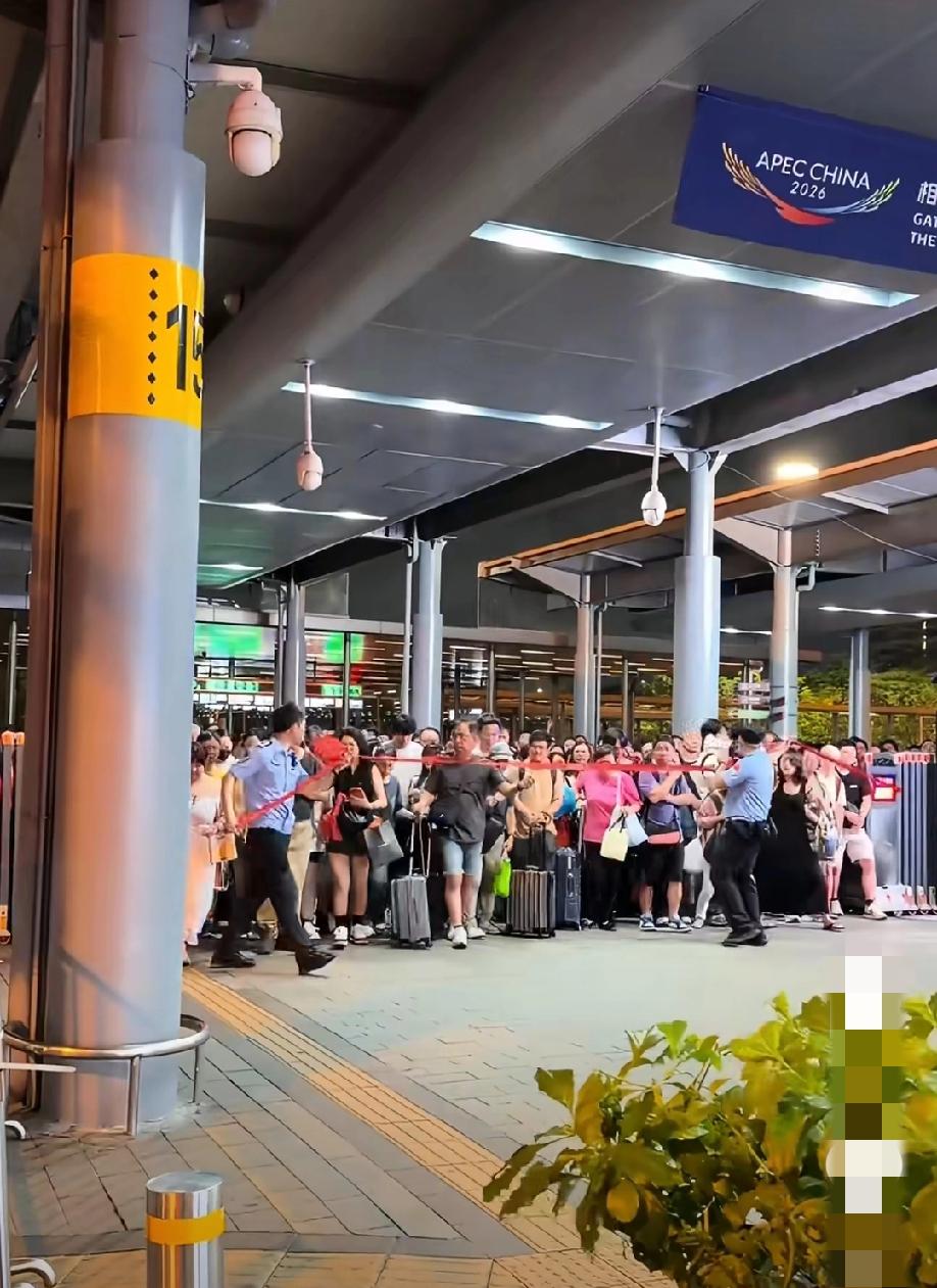 5月25日是香港佛诞假期最后一天，大批香港居民涌入深圳游玩购物。深圳湾口岸彻底沦