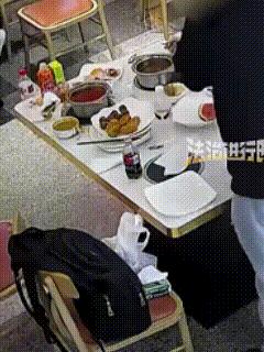 "太丢份！"陕西西安，一家自助餐厅，一对男女两人落座后自顾自大吃大喝，酒足饭饱之