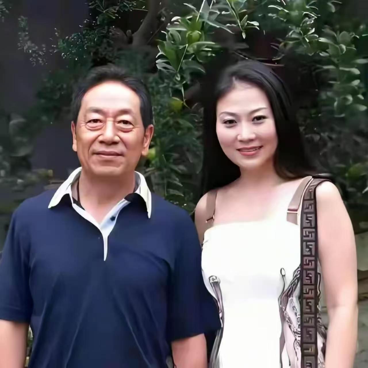 饶芯语&王奎荣：相差37岁的忘年相恋、相守日常
 
一、因戏结缘，仰慕生情、女方