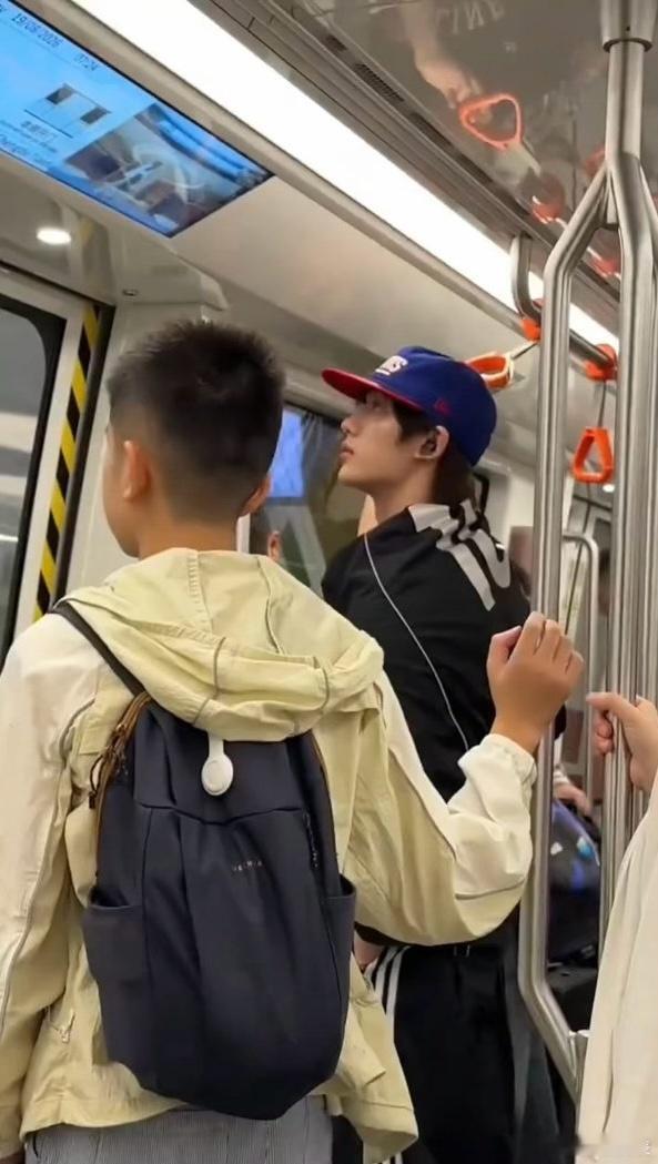 网友成都地铁偶遇丁程鑫 网友成都地铁偶遇丁程鑫，小丁这一身少年感好强啊！  