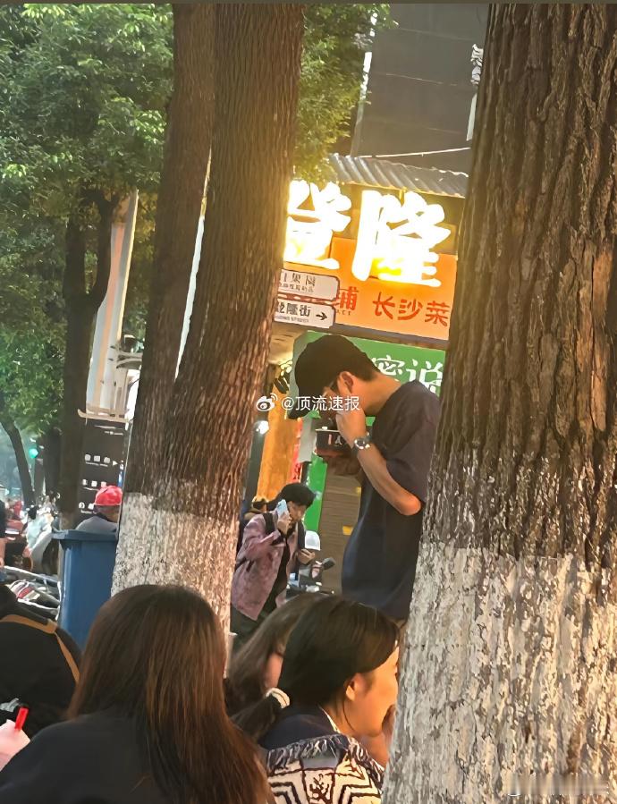 周兴哲录声生不息在路边狂炫臭干子 华流季的隐藏彩蛋是干饭现场吧！周兴哲录节目间隙