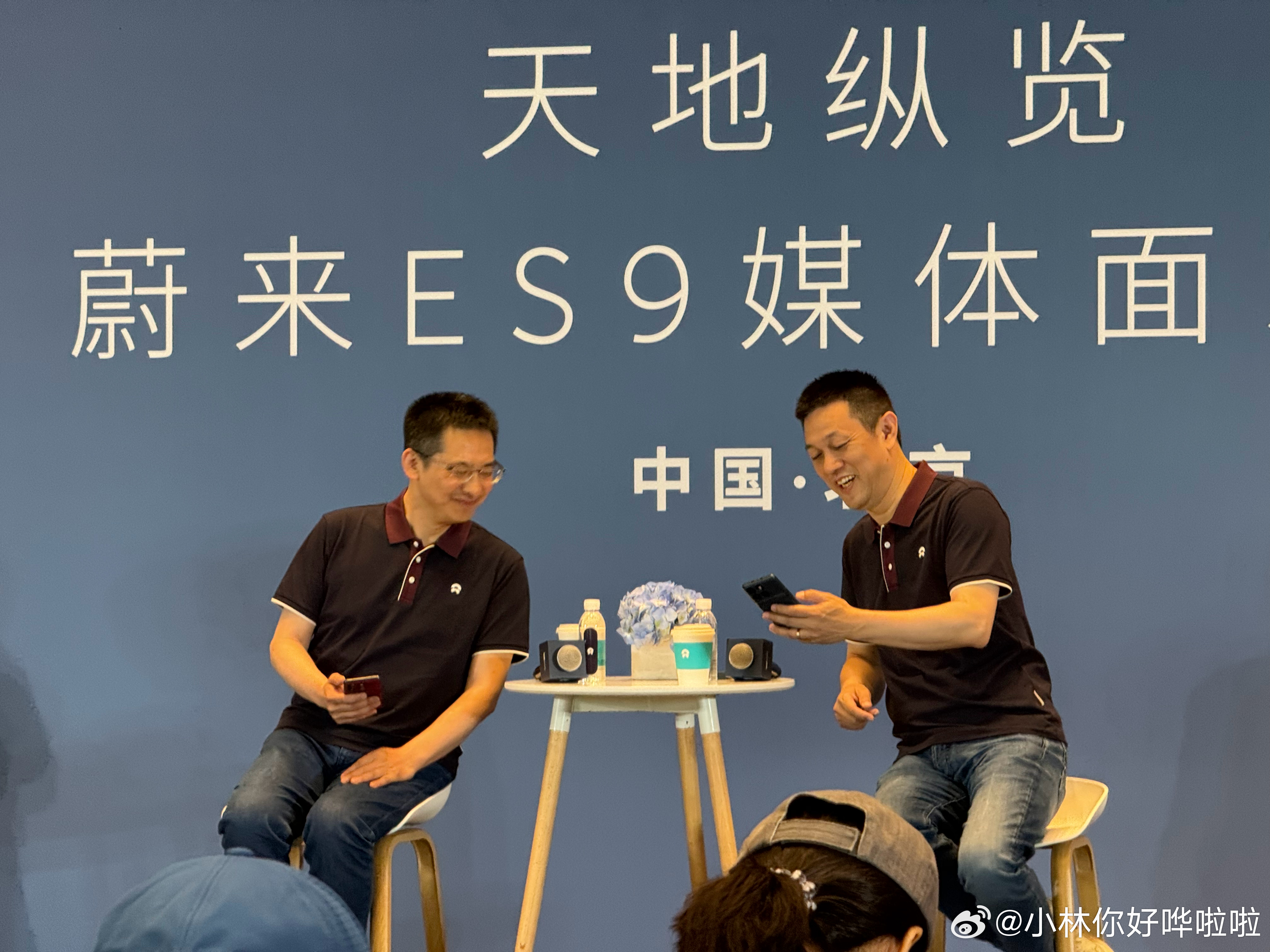 斌哥喜笑颜开，他落座后回答媒体的第一个提问就说，蔚来ES9订单看可以去看篮球比赛