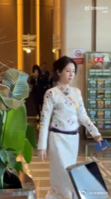 张碧晨刘雨昕音综上班 实力唱将张碧晨和舞台王者刘雨昕同框上班啦！路透里那篮子土豆