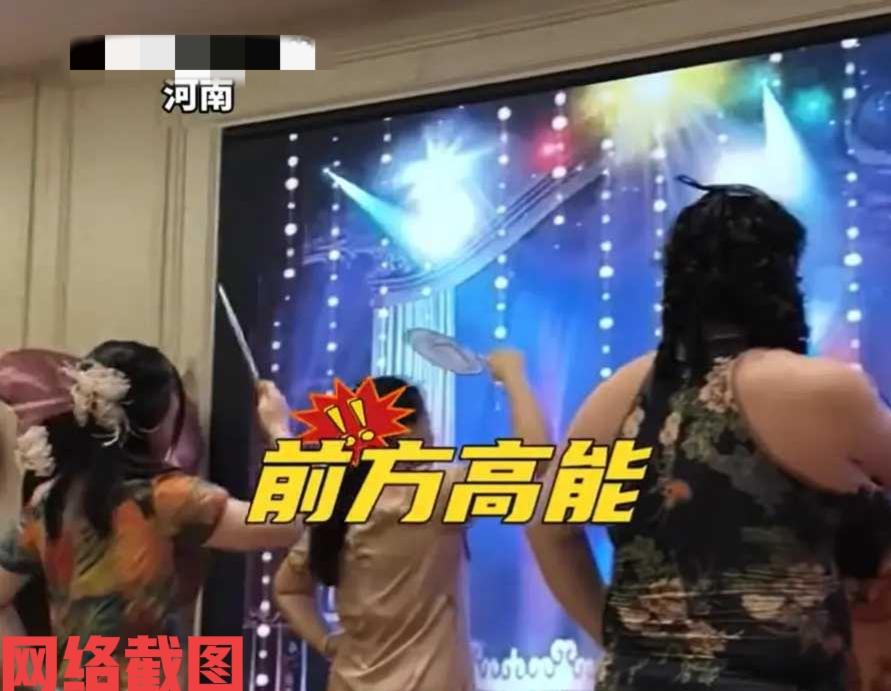 河南有家公司举办跨年晚会有精彩。

这里自然是公司内部活动，当然表演者也有员工献