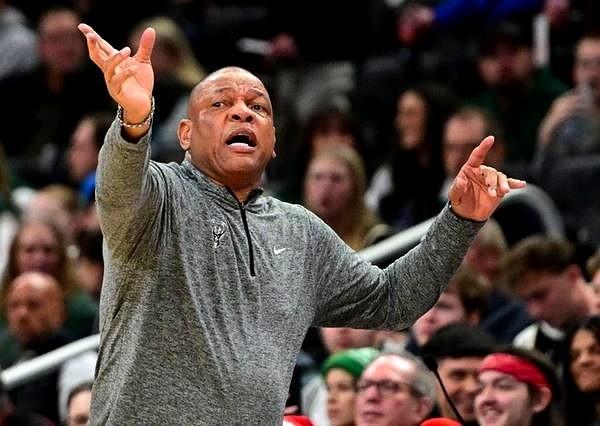 看到老里弗斯下课的推送，我心里突然有点发酸。
惨败76人后，这老头在场边无奈搓脸