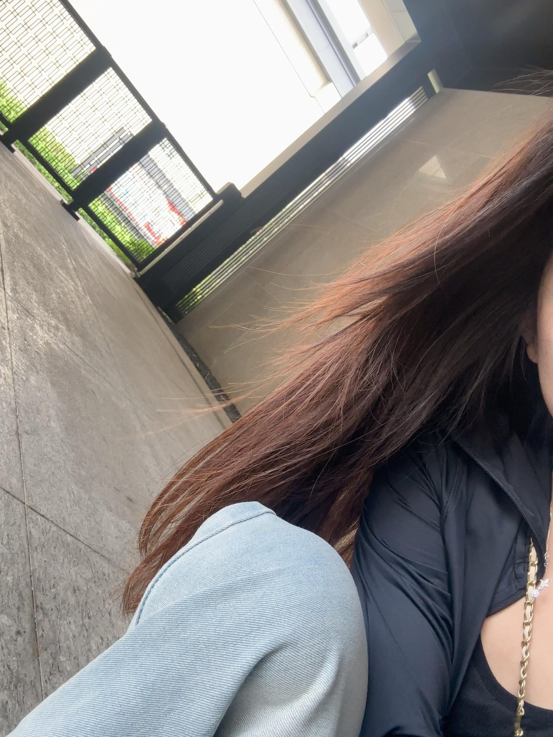 我写了一首歌。  名字：半生逐风作词：花爷我把火气写进文章里字句像碎掉的玻璃白天