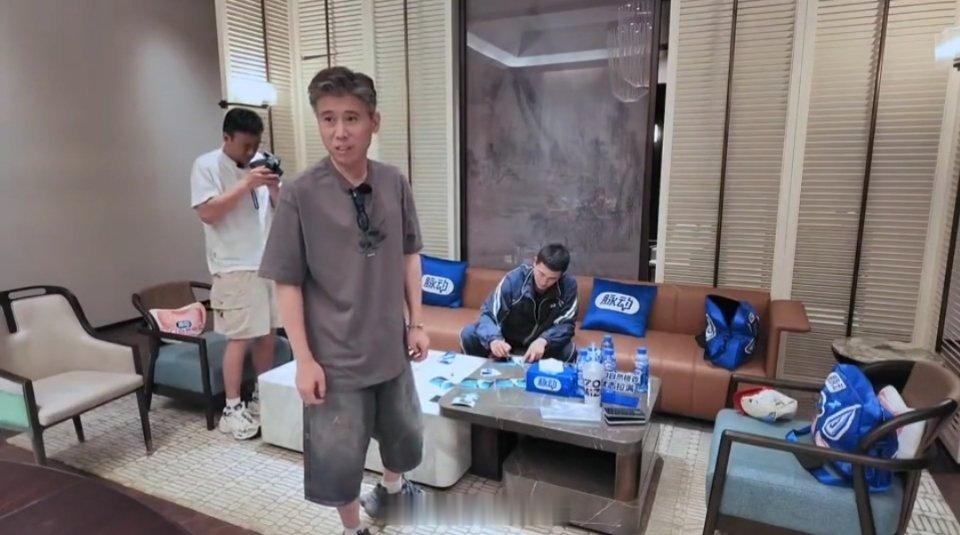 大哥小助理胡军李乃文拍照技术一般却酷爱拍照，欧豪调侃四张里能选出一张就知足。就连