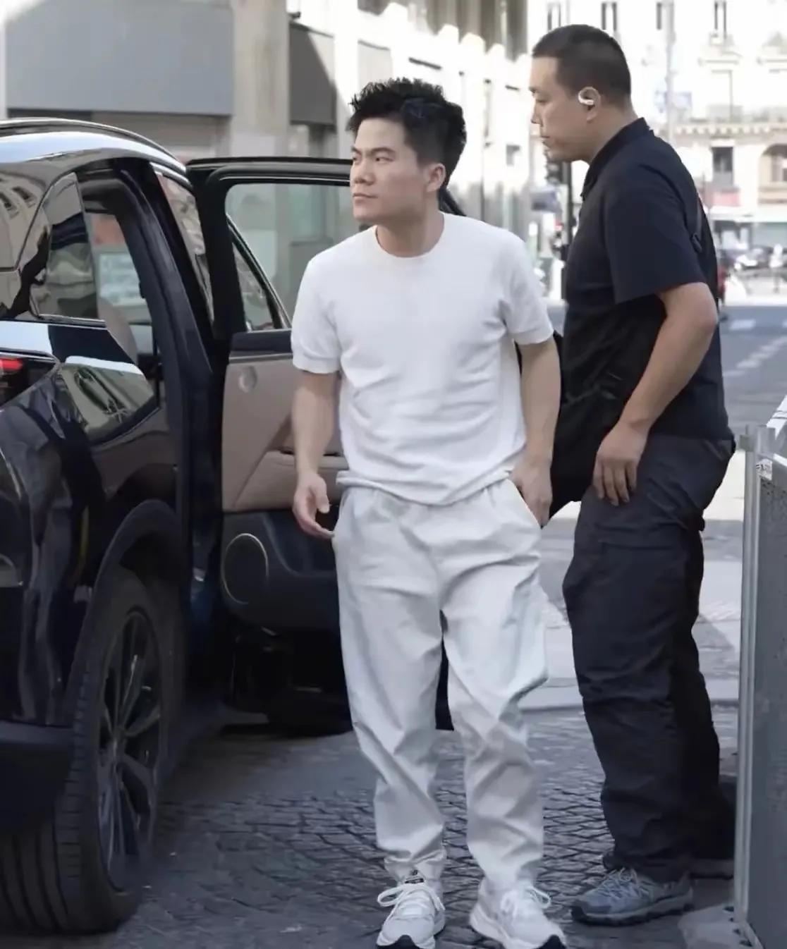 他是很多女人心中的白马王子，其貌不扬却出口成章。十年主播无人问，一夜爆红要保镖。