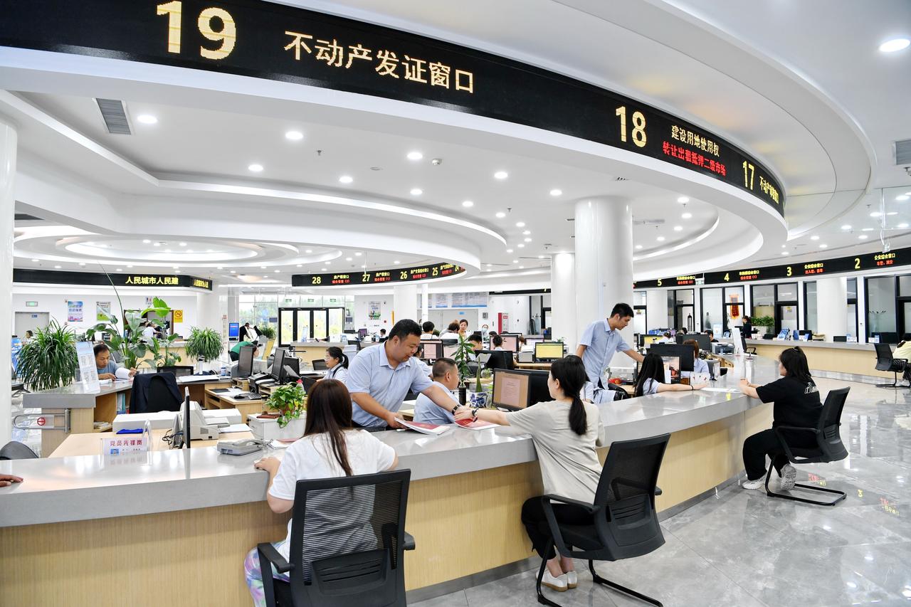 现在出去办事，态度最好、效率最高的就是公务员了，不像以前，门难进，脸难看！
可是