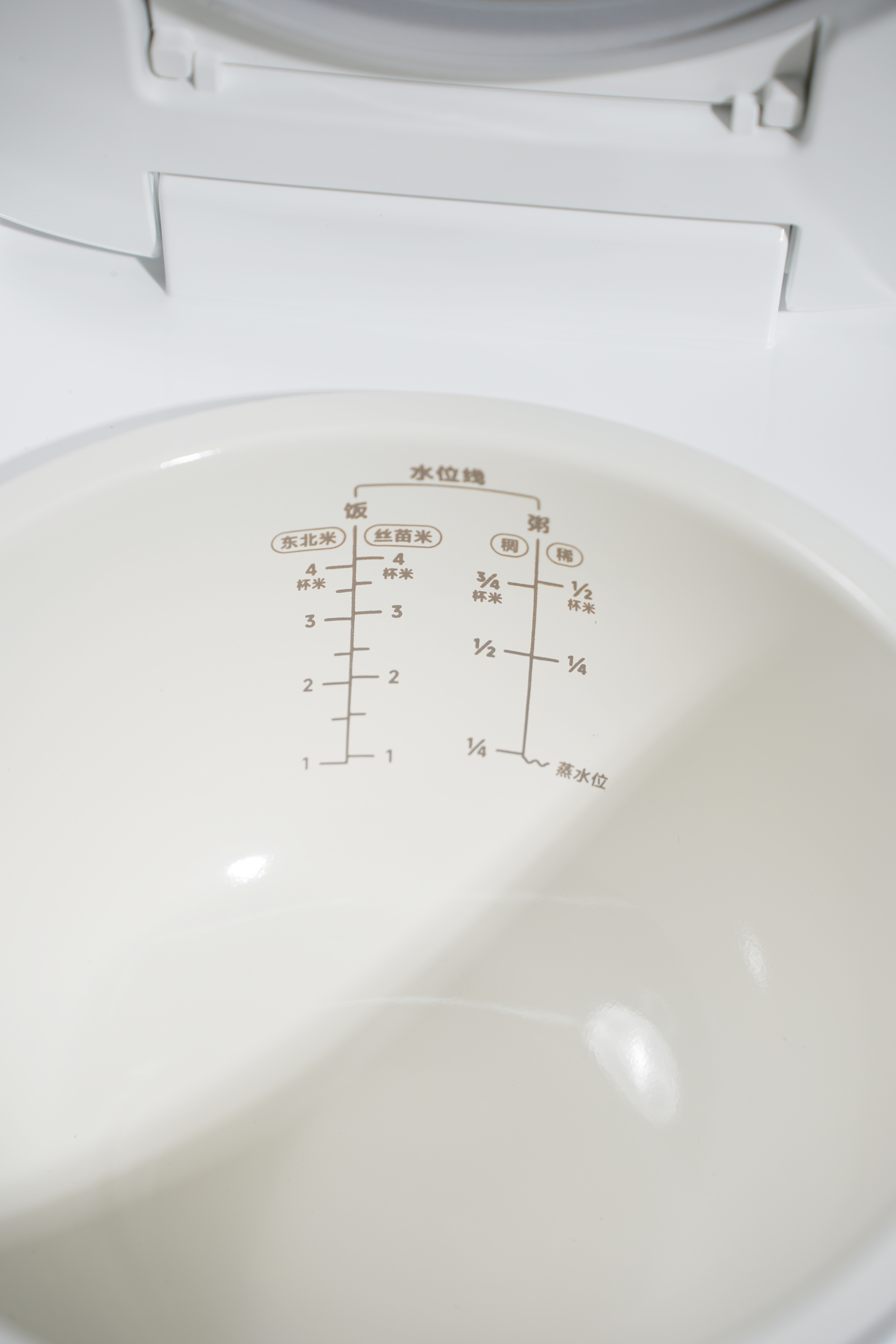 米家IH电饭煲2这是2L版本，这是米家首款0氟涂层IH小饭煲，IH立体匀火，26