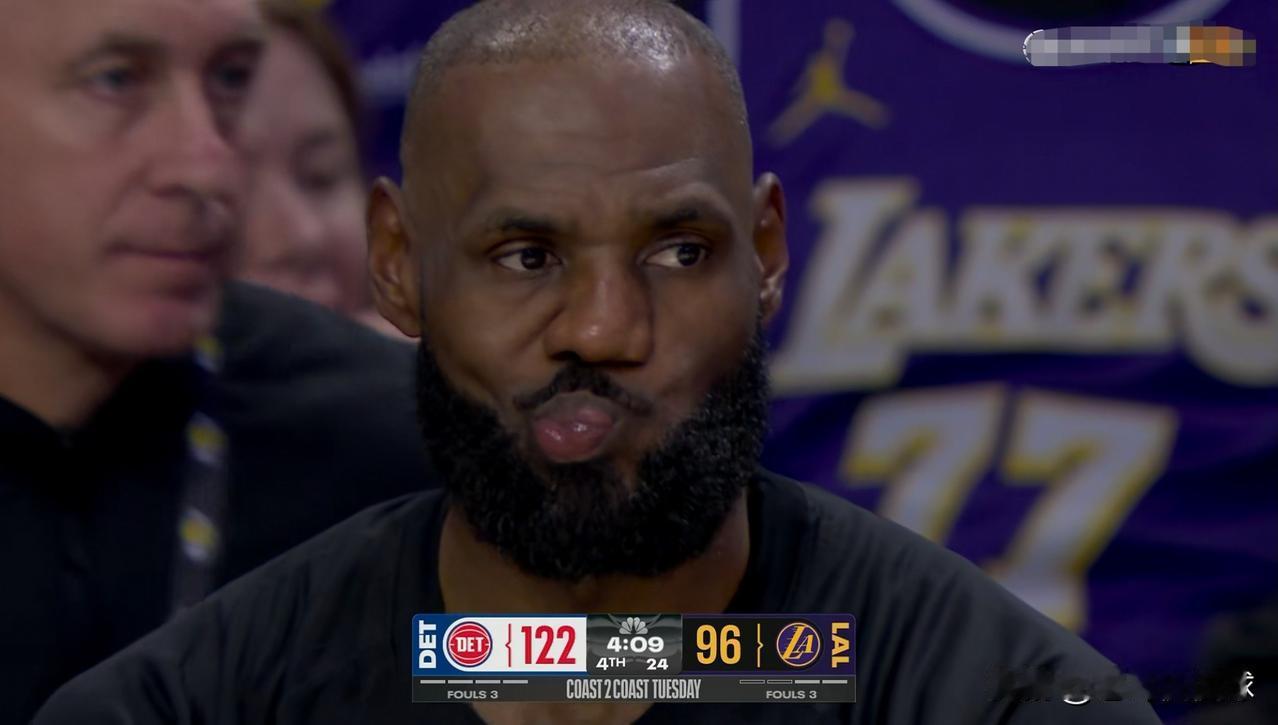 湖人老寿星詹姆斯开始撇嘴了！在今天湖人主场迎战活塞的比赛中，当时比赛进行到了第四