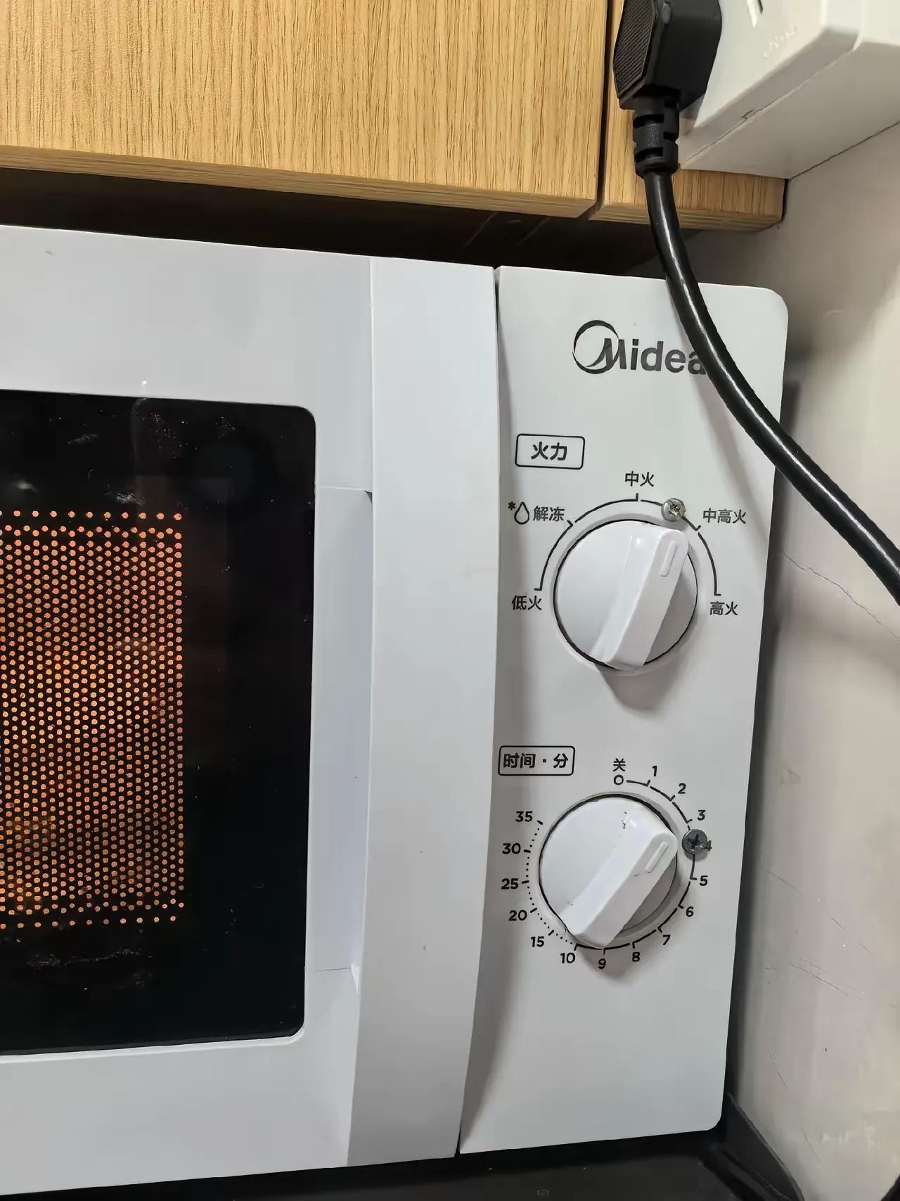 医院住院部的公用微波炉，本来是给病患和家属加热饭菜的刚需工具，结果现在全被外人占