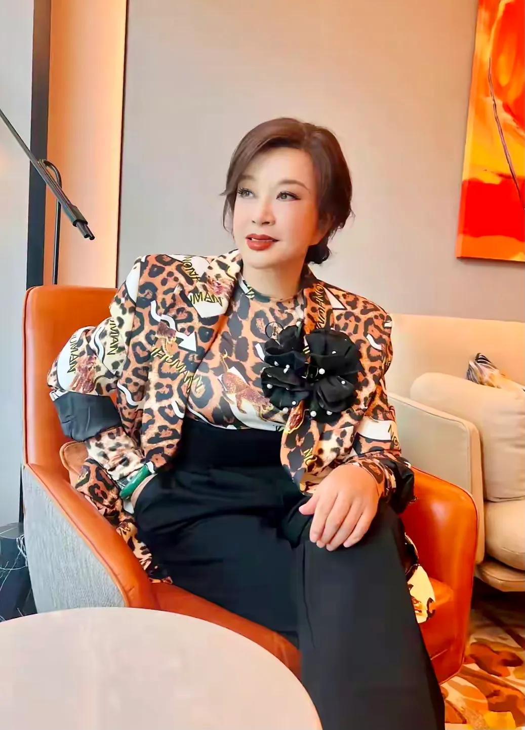 刘晓庆75岁，你服不服？我服……
总共十级的美颜，她咋开到20级的？
不穿修身衣