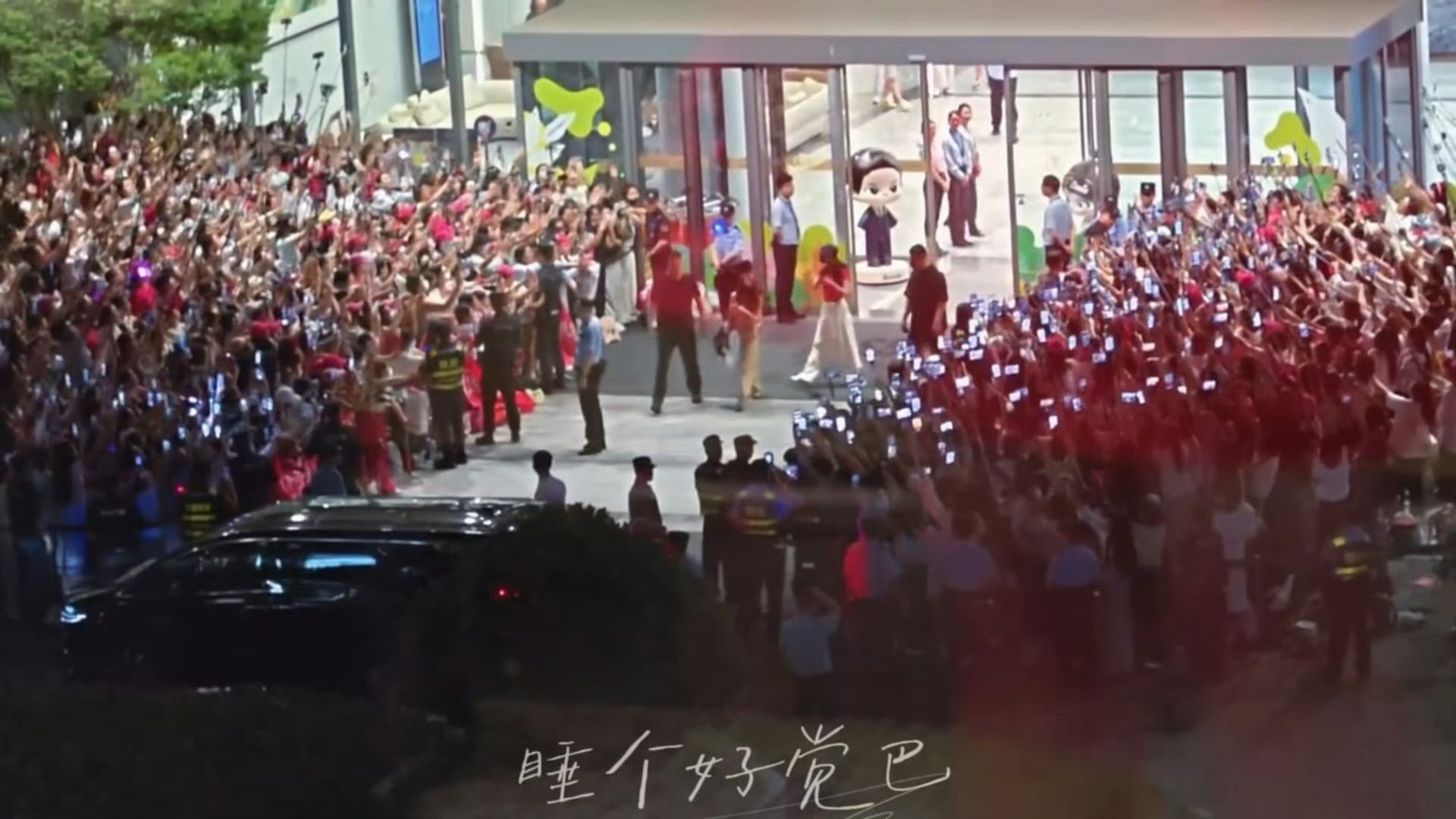 粉丝给迪丽热巴唱不要忘记我爱你在广东也流下泪水了
