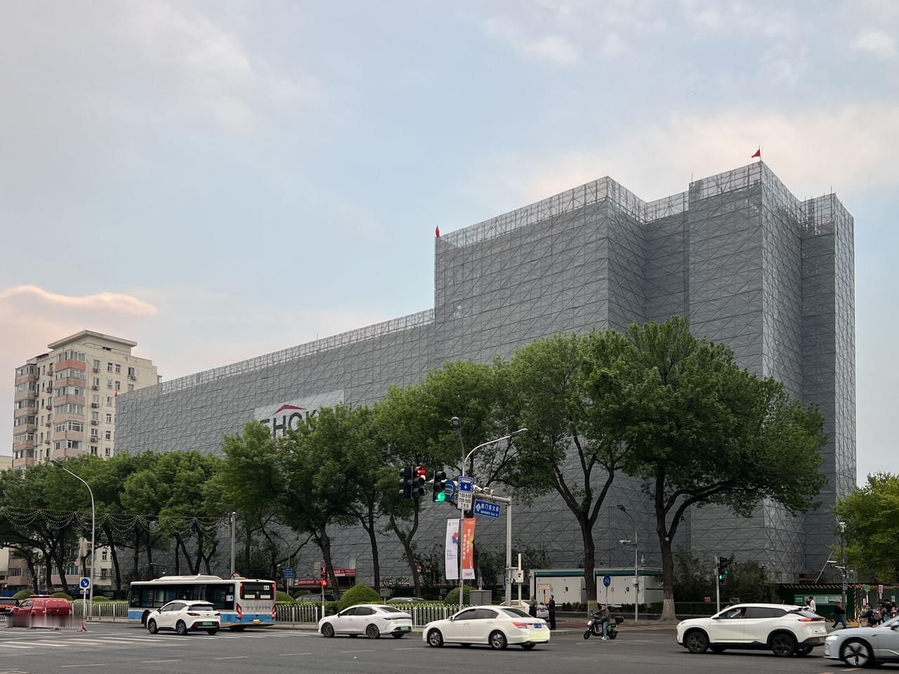 前门东大街南侧的七十年代老楼开始＂穿衣戴帽＂了。今年以8号楼为先行试点，明年全面