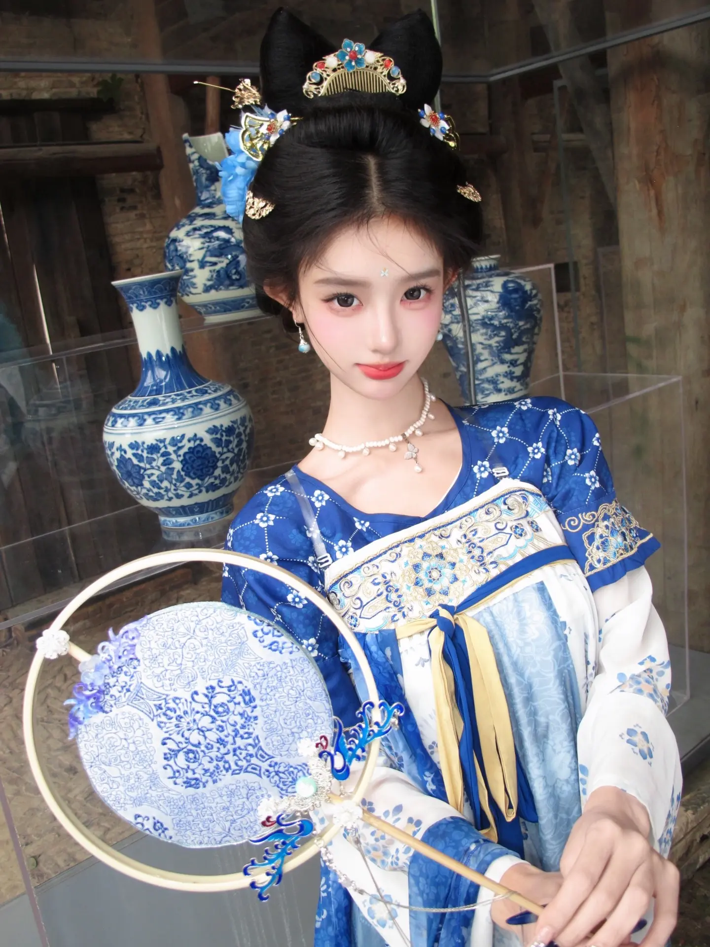 谁在梳妆 惹来邻家少年郎。