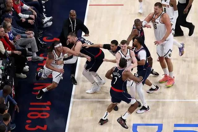 聊聊快船这轮系列赛，裁判判罚成焦点。NBA季后赛次轮七局四胜，本是实力相当的对决