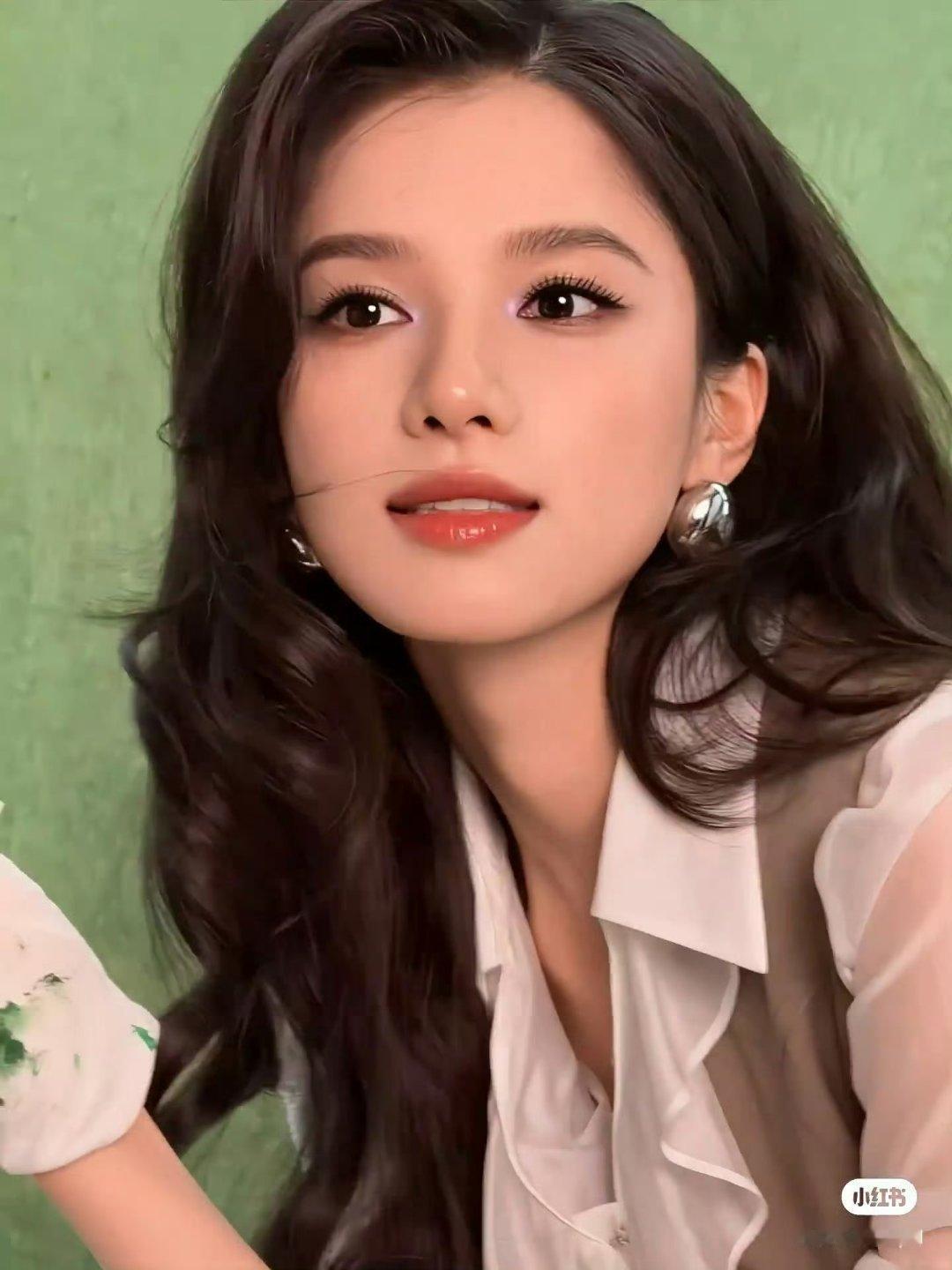 张婧仪今日活动造型，免检港风大美人 