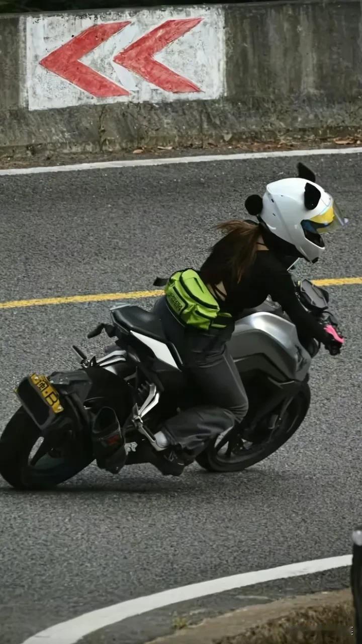 福建的瓜，据说是套牌车，女骑未成年，无证驾驶，黑车。

这不知道是第几个在网上看
