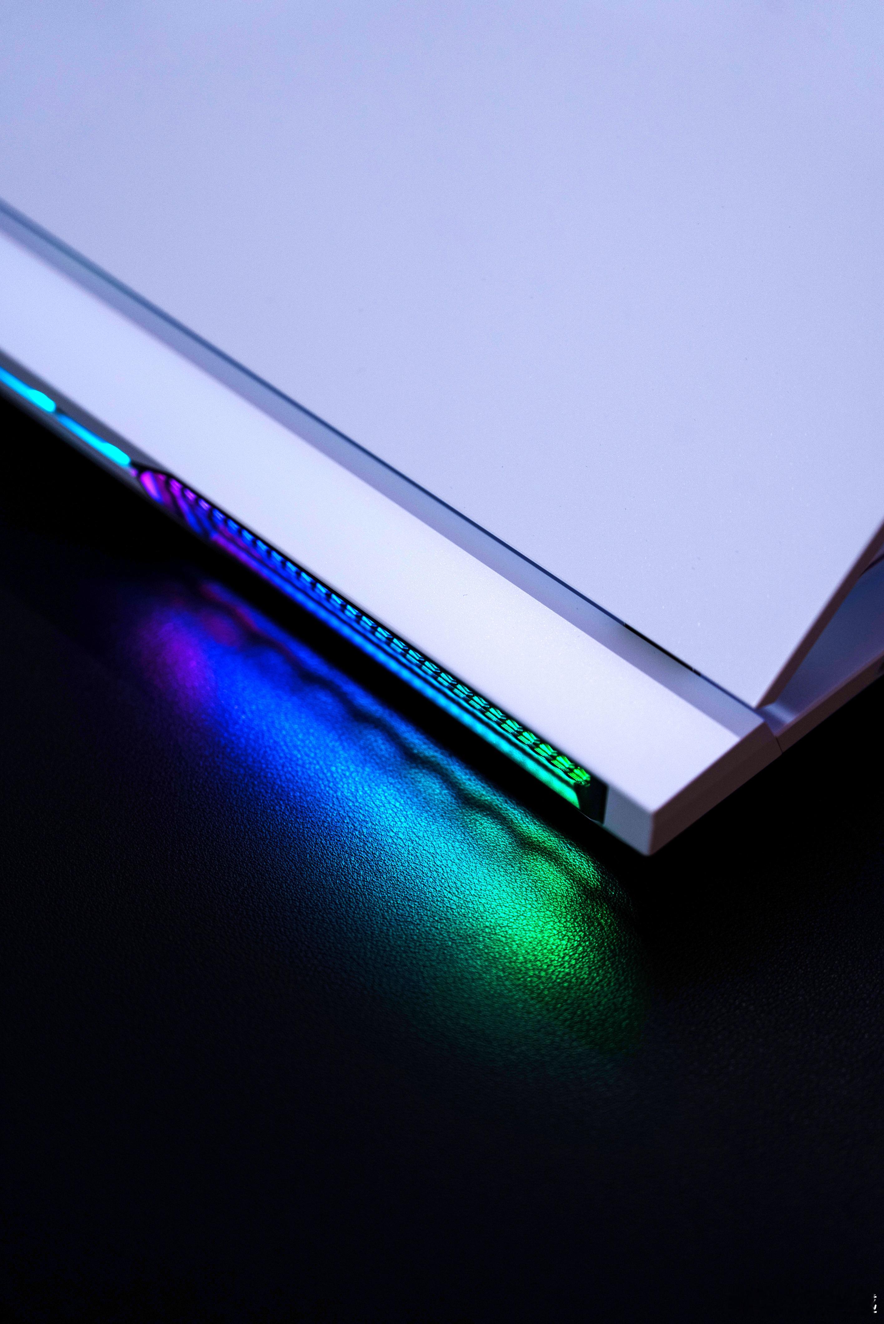 荣耀WIN游戏本来啦，这个造型太夸张了，散热非常顶，估计以后也会有别人借鉴吧，期