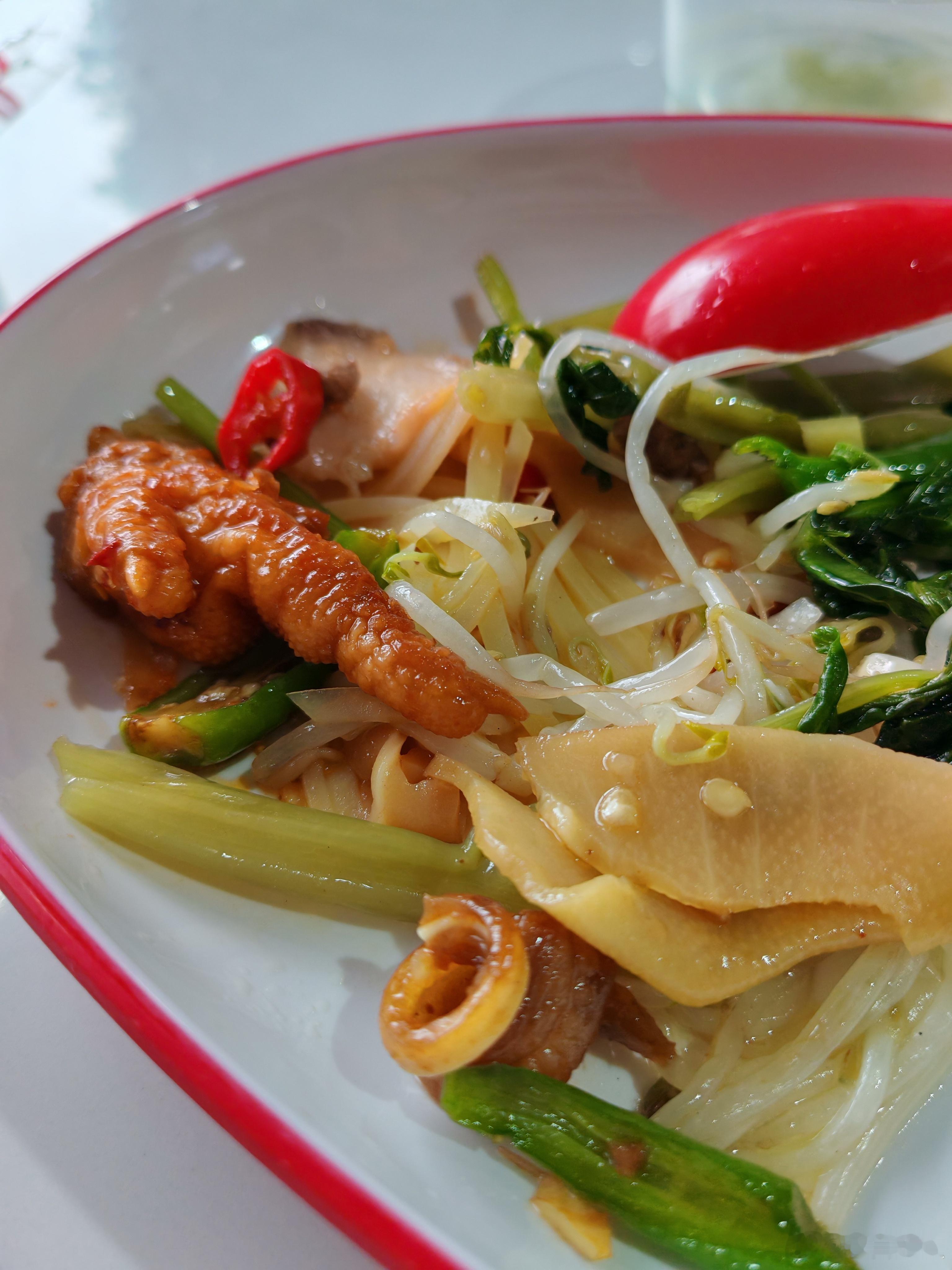 吃饭了今天食堂没有粥米饭又干巴巴的真的很难下咽 ​​​