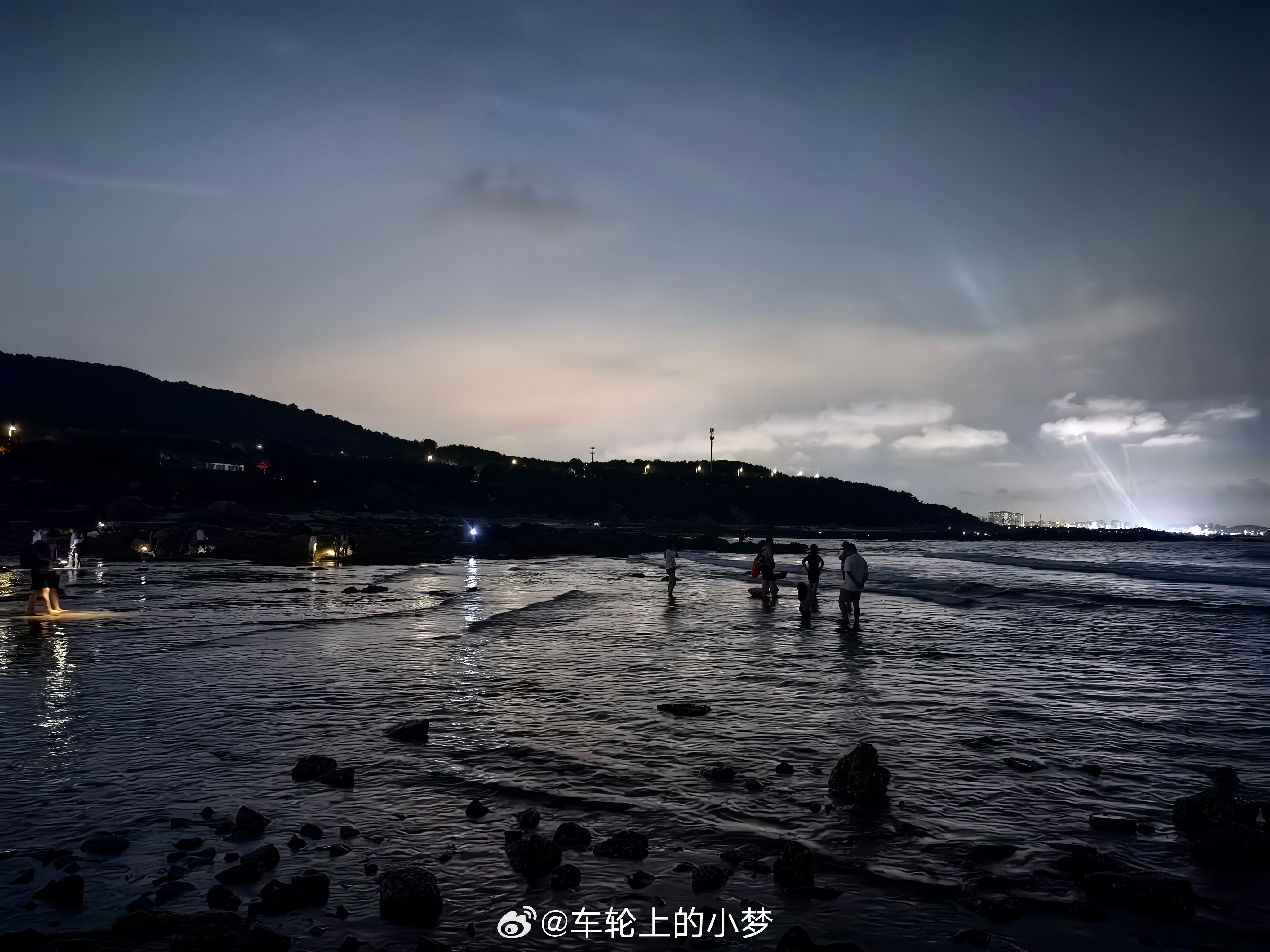白天几乎没人来的地方，晚上竟然人山人海！  ​​​