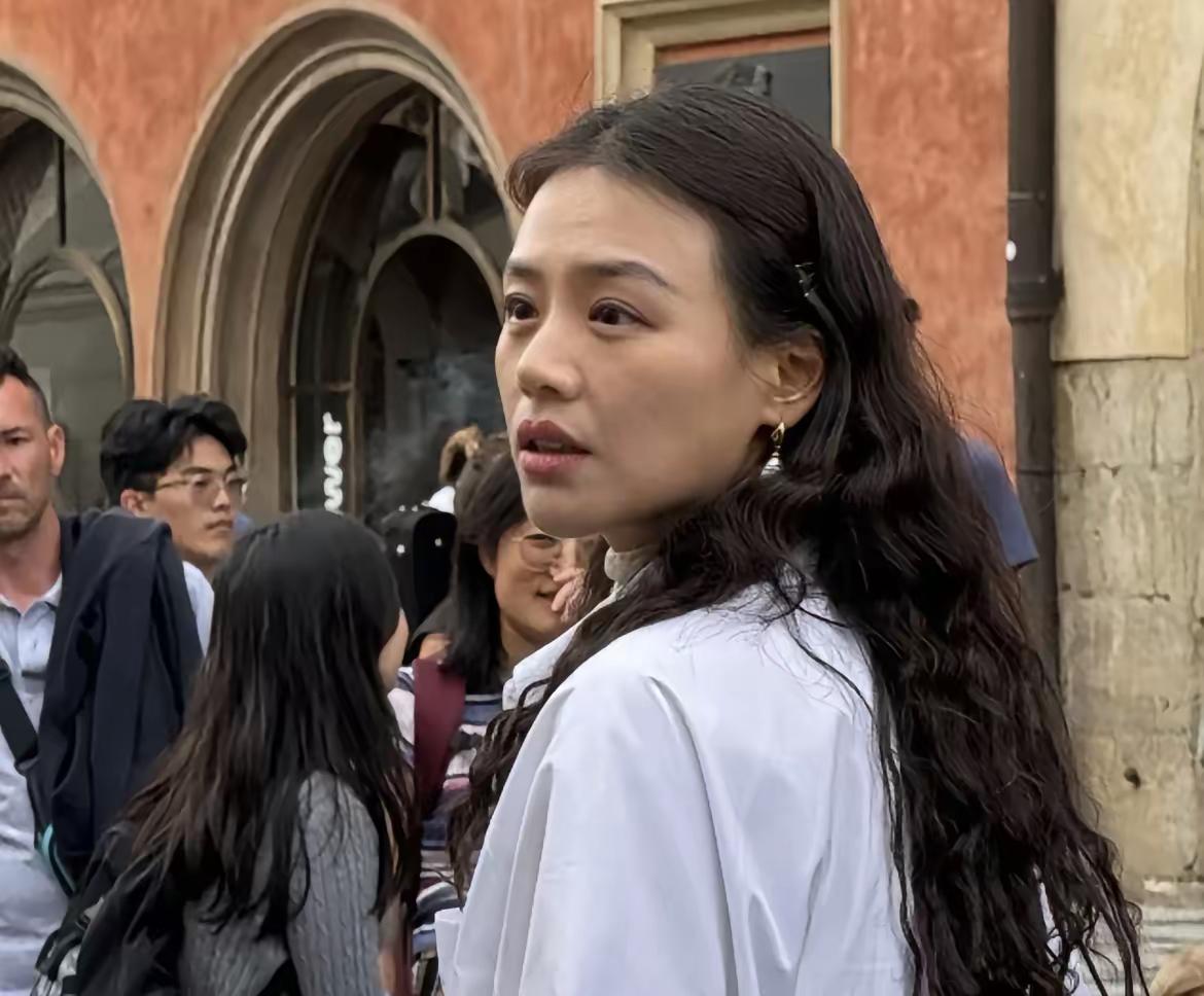 离了美颜和滤镜，明星的真实容颜也不过如此。不能说有多好看，顶多是不丑。说真的，把