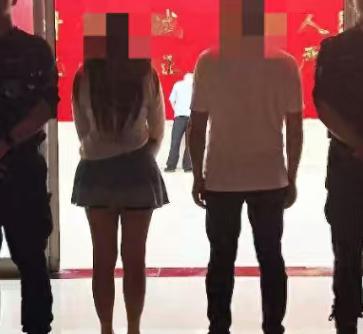贵州，一年轻男子深夜寂寞，去足浴店点了一个大长腿女技师，不料还没完事，就被办案人