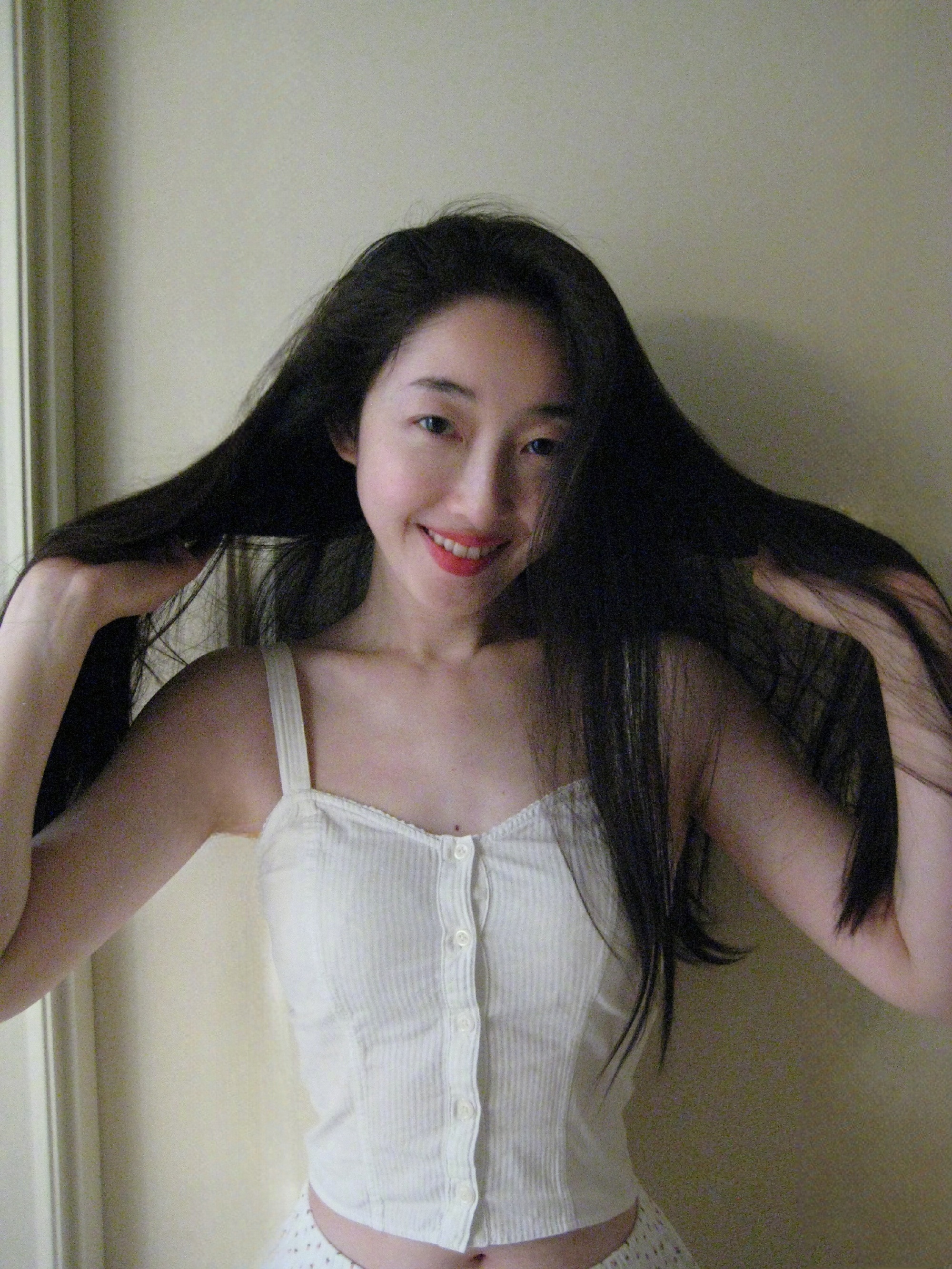 蒋梦婕居家私服，白色小吊带 