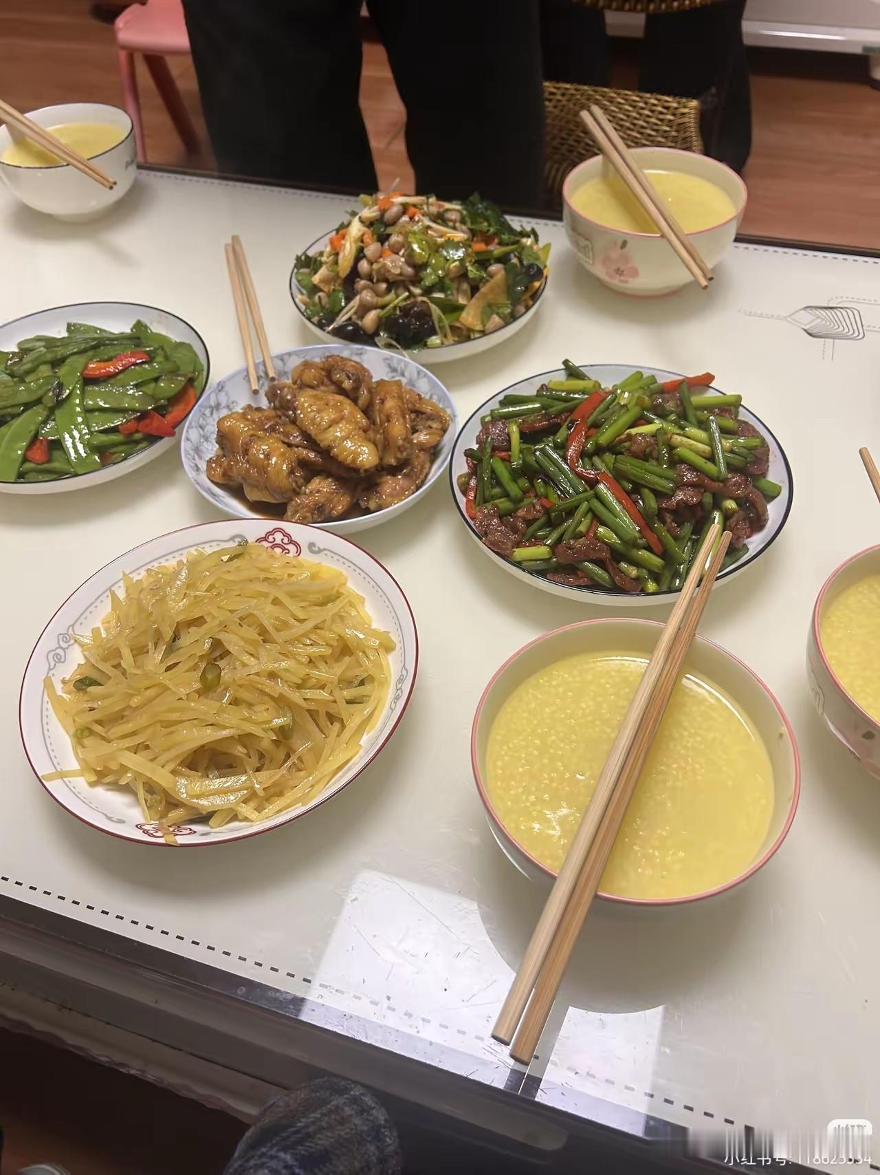 我特别喜欢我婆婆，不是客套话，是真喜欢。
婆婆今年62了，退休工资4000多。每