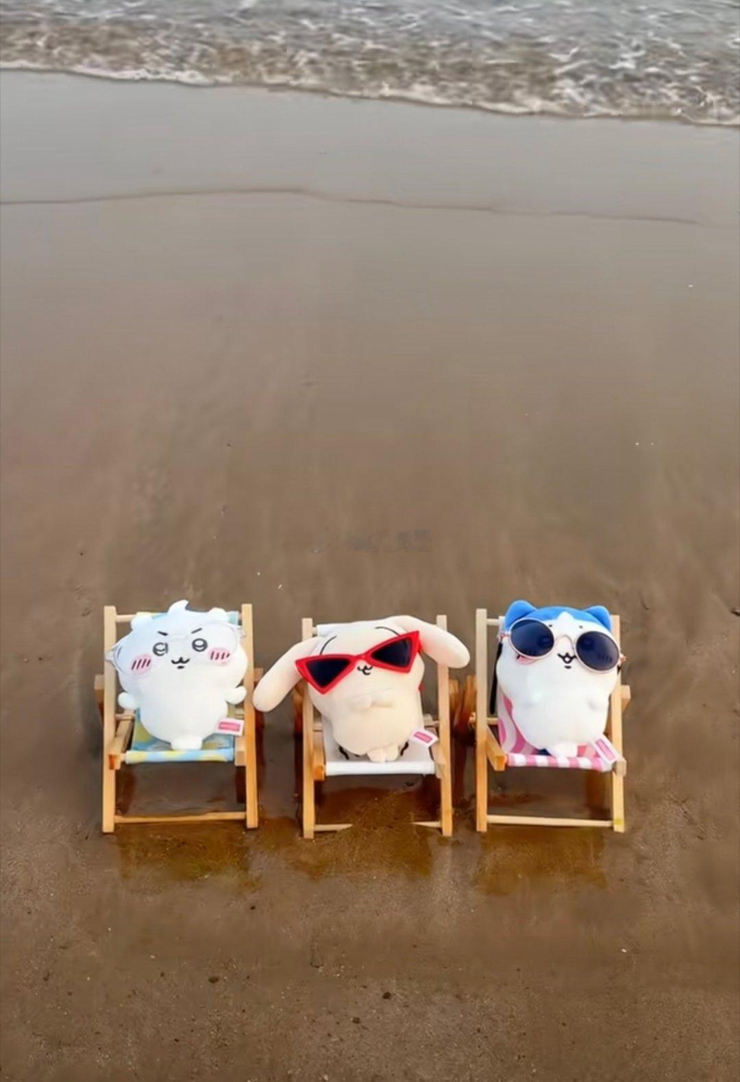 吉伊卡哇灵感共创夏日企画把可爱打包带去海边，三只小家伙并排坐看潮起潮落。慵懒躺椅