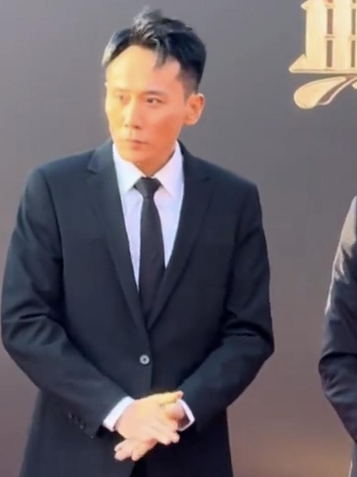 红毯“冻”人夜：刘烨搓手背后，是敬业坚守还是明星的“甜蜜负担”？

寒风呼啸的夜