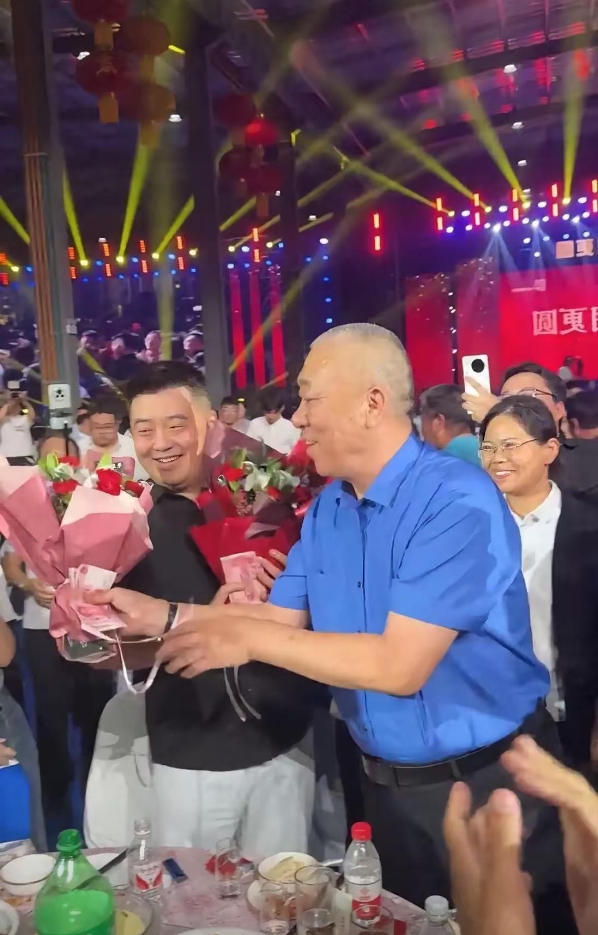 “这难道不是在作秀吗？”河南矿山中秋宴请15000人、给每位员工父母发600元红