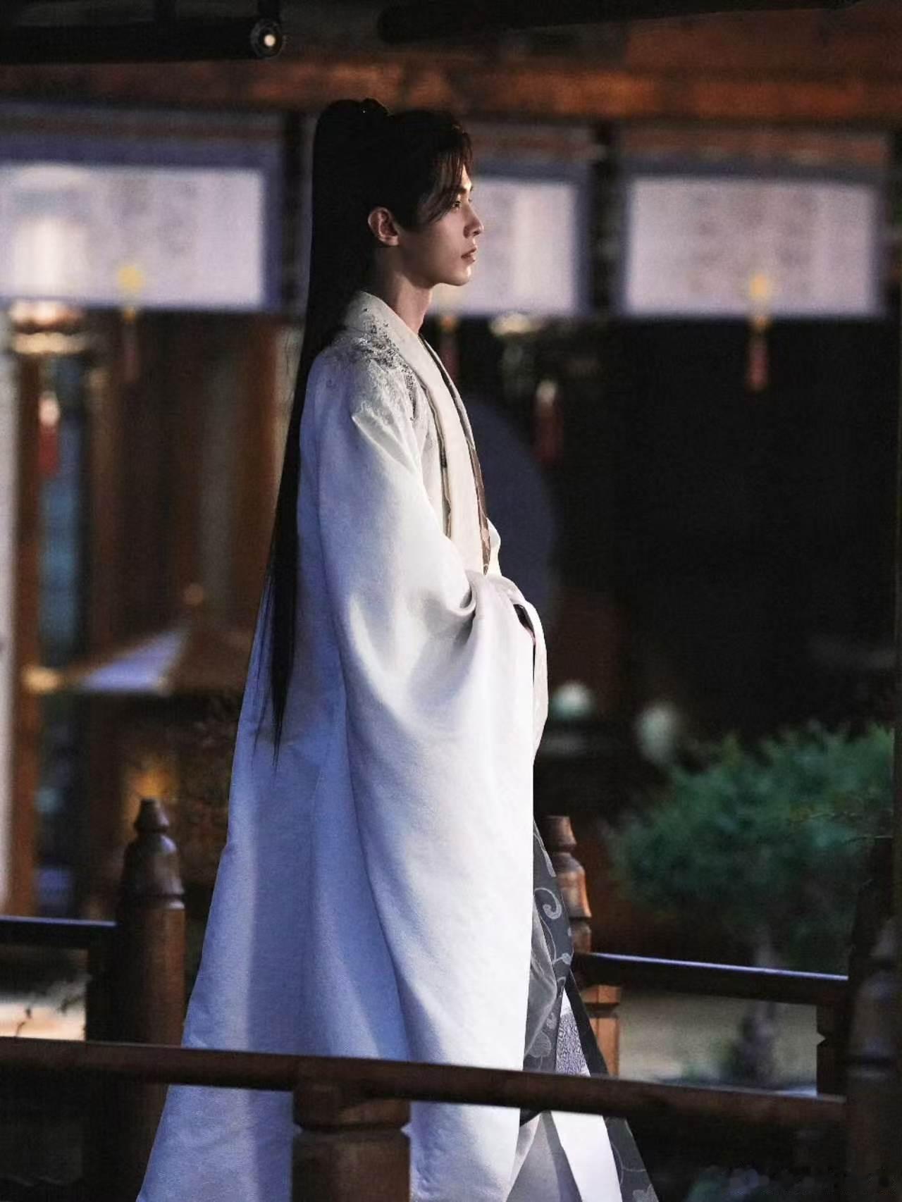 何与百花杀演绿茶 在柔弱病气与腹黑权谋之间切换自如，何与的表演让萧华雍这个角色立
