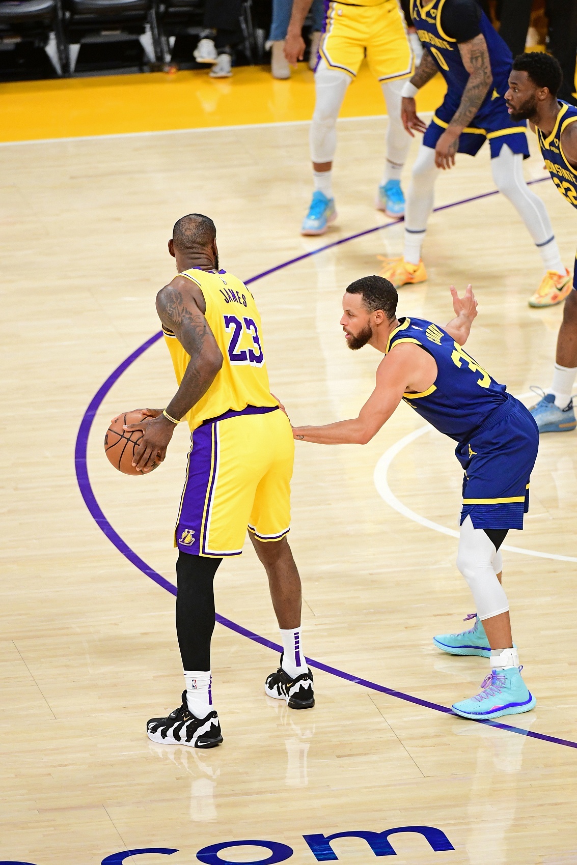 雅虎体育记者Anthony Crupi报道，在前两轮NBA季后赛中，ESPN、A