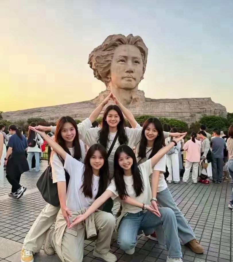 橘子洲雕像前这张照片在网上传开，创意格外动人。

五位女孩相互配合，交叠手掌摆出